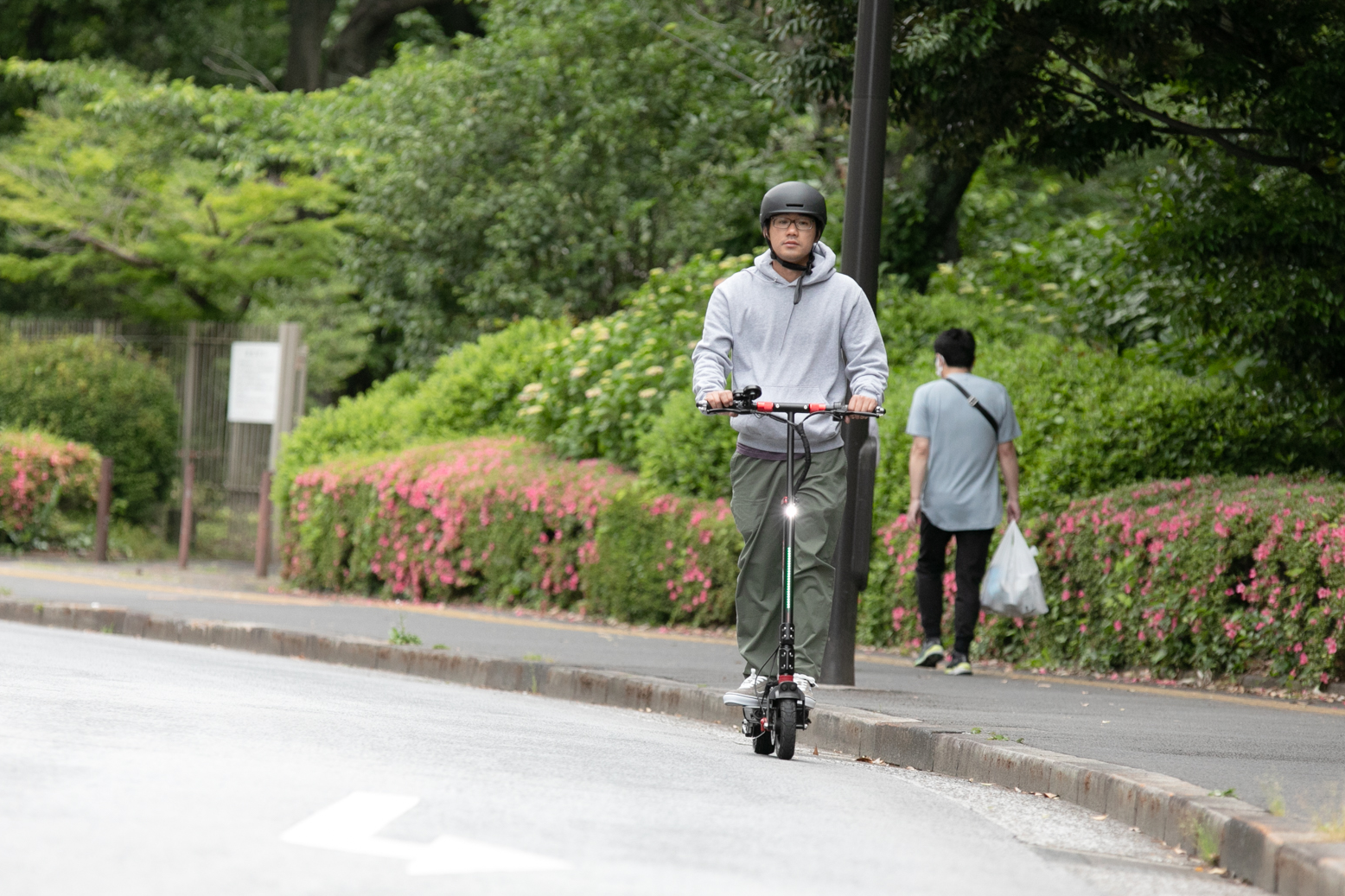 公道を走る電動モビリティ